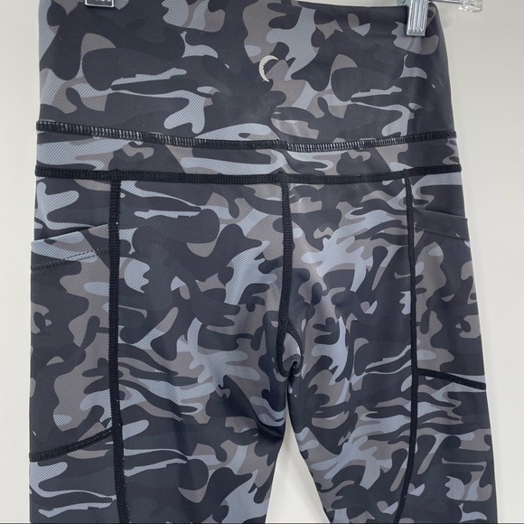 Zyia Active 2 Black Camo Pocket Light N Tight Hi-Rise 7/8 Leggings - Picture 6 of 8
